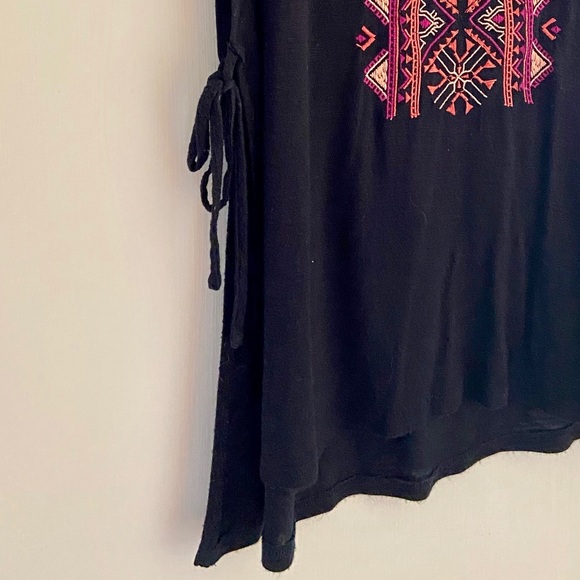 🦋Fun Sleeveless Embroidered Top🦋 - Picture 4 of 6